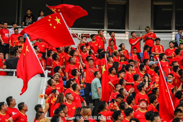 球迷助威：球迷的助威对球队支持不可或缺的简单介绍