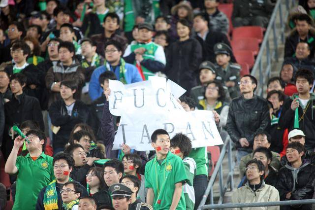 球迷助威：球迷的助威对球队支持不可或缺的简单介绍