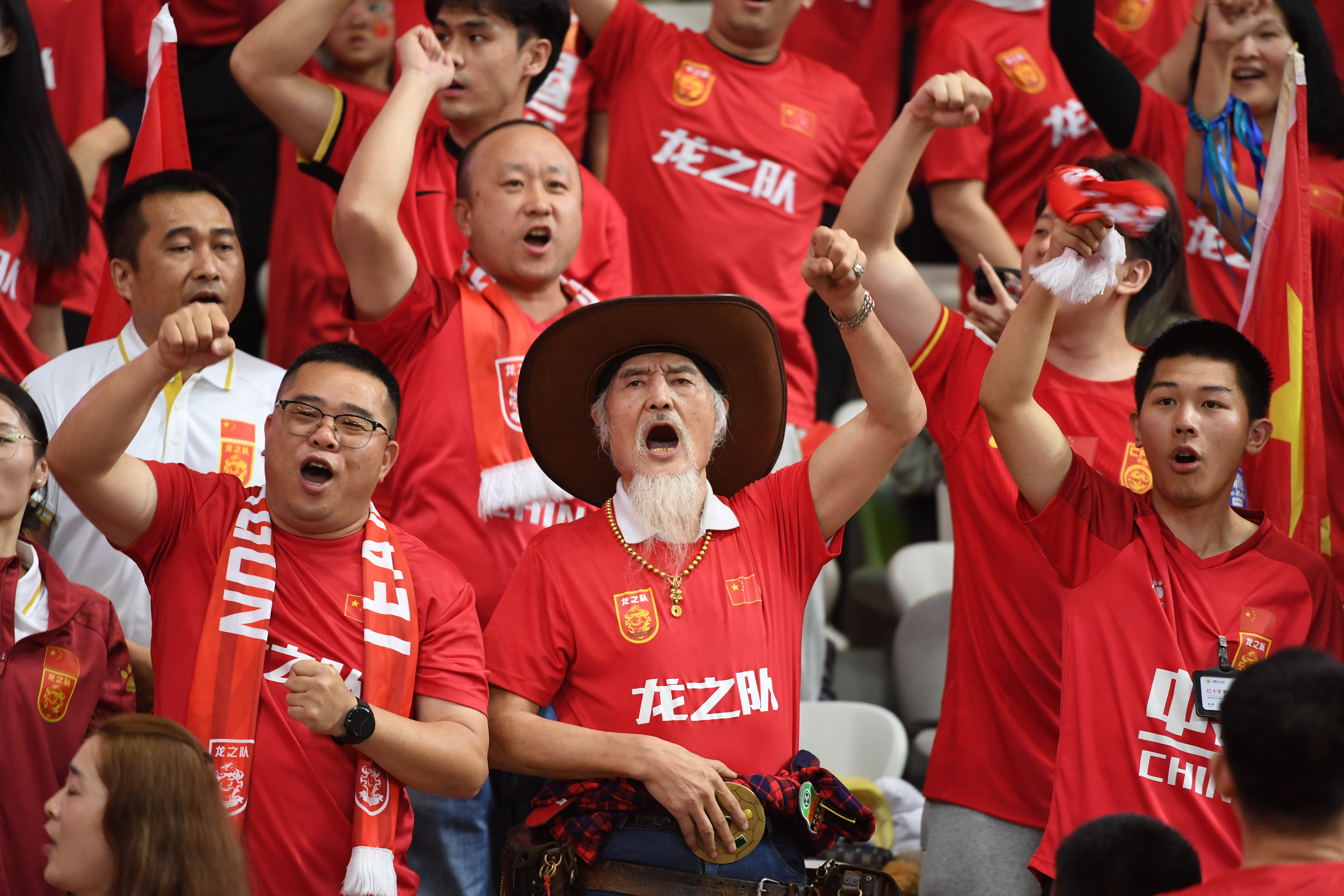 关于国内足球职业比赛势如破竹，球队追求胜利梦想的信息